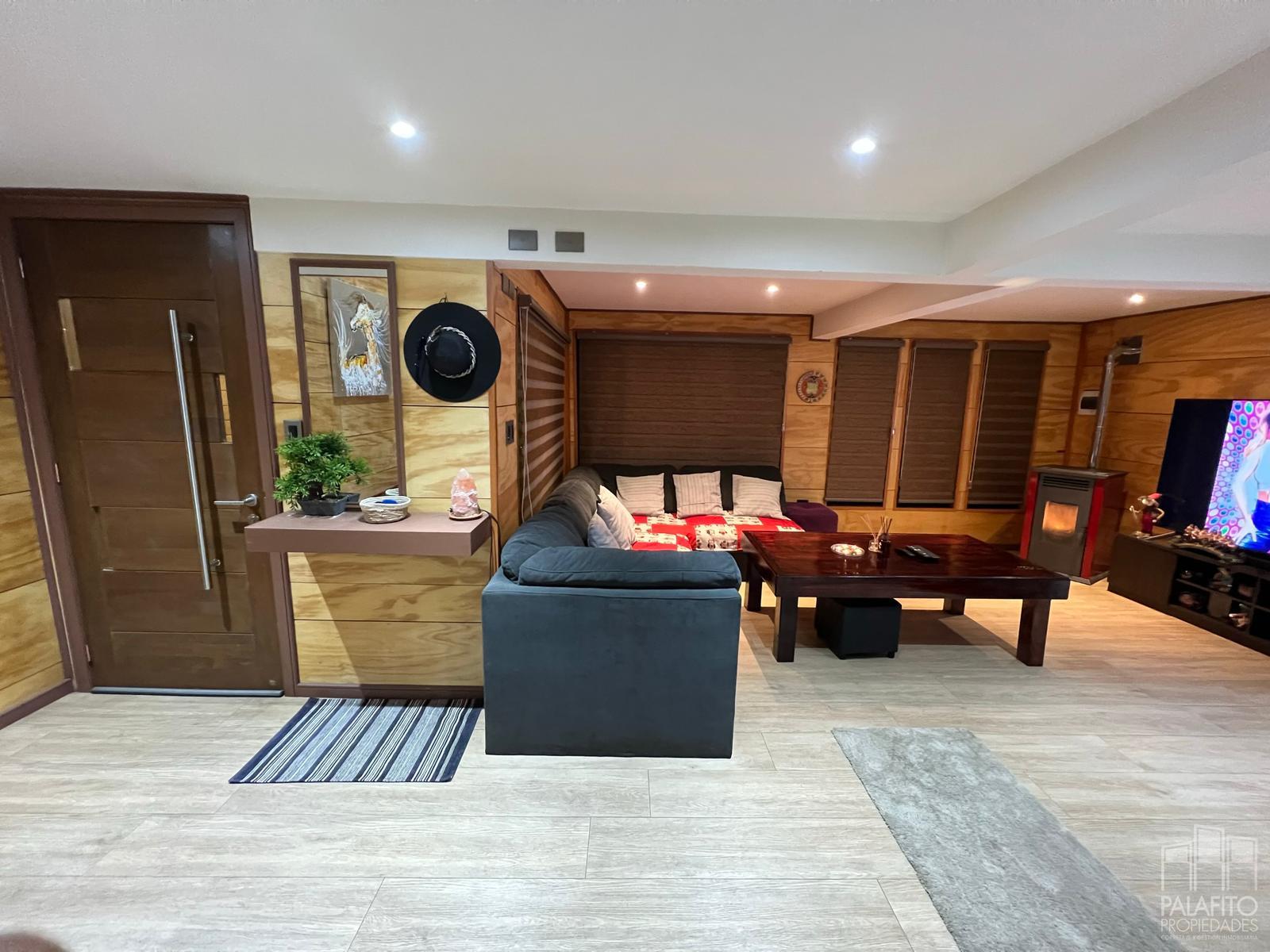 Espectacular Casa Seminueva de 3 Pisos en Exclusivo Sector de Castro 